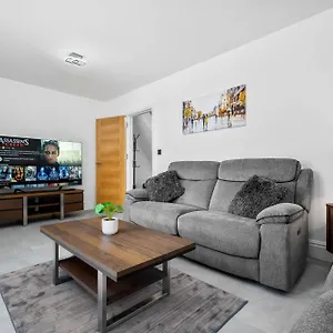 Holiday home 5 Bedroom House Solihull 10 Mins Drive From Bhx & Nec Private Off Road Parking, Birmingham